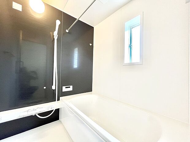 ◆2号棟◆～Bath Room～　窓付きのバスルームは、採光もあり明るく気持ちの良い空間です。窓があることで、換気環境も良好。ゆったり寛げるバスルームで、毎日のバスタイムが楽しみになりそうです。