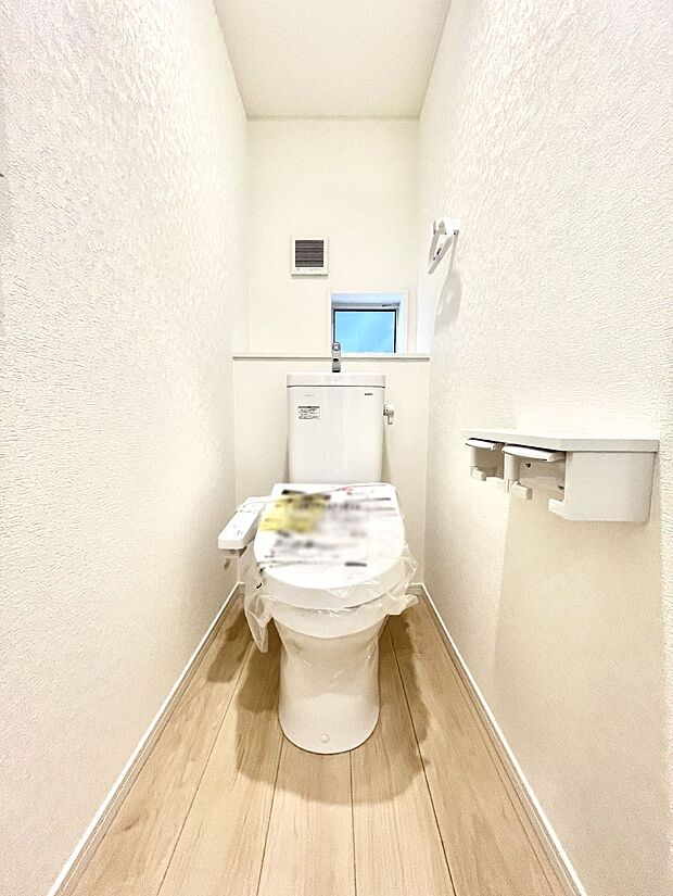 ◆2号棟◆～Toilet～　綺麗・スッキリ・快適なウォシュレット付トイレでくつろげる空間です。採光もあり明るく、快適空間となっております♪毎日使う場所だからこその配慮です！