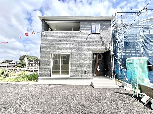 ◆2号棟◆～Exterior～　首都圏で憧れのスローライフ♪緑に囲まれた土地は都会の喧騒を忘れられそう。四季を通じて自然と触れ合えるスポットが周辺には盛りだくさん！住みたくなる家。暮らしたい町。