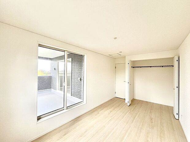 ◆2号棟◆～Bed Room～  「今日も一日お疲れ様」とご夫婦でゆったりくつろげる寝室。毎日の家事やお仕事に疲れた日はフカフカのベットで癒されてください。本棚をおいても快適な広さが自慢♪