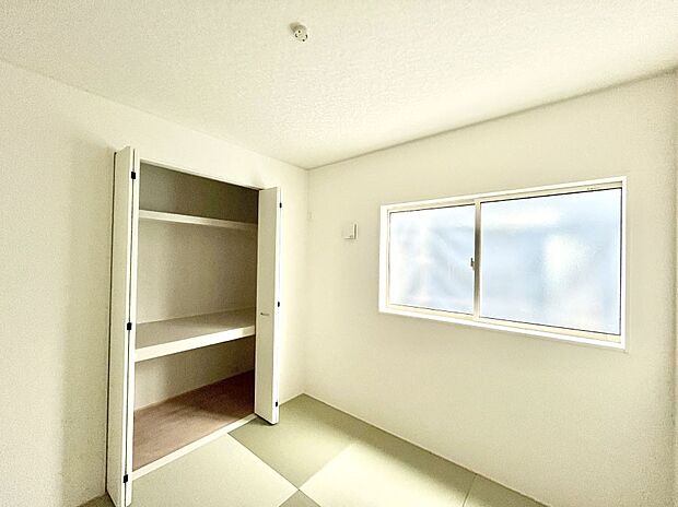 ◆2号棟◆～Japanese Room～　LDK隣接の和室は、アイロンがけなど奥様の家事スペースとして、また小さなお子様のいるご家庭ではお昼寝やおむつ替えの場としてご活用いただけます。