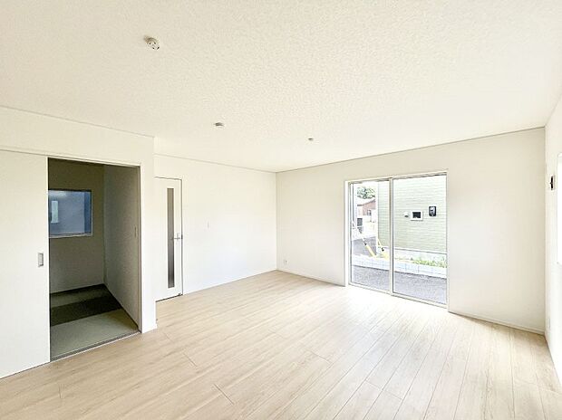 ◆2号棟◆～Living～　豊かな陽光がこの場所を照らしだす。光溢れるこの空間はみんなの笑顔が集う場所、時を忘れ、つきることのないたわいもない会話を楽しむ時間、たくさんの思いが綴られる場所。