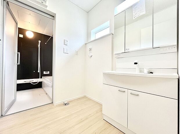 ◆2号棟◆～Dressing Room～　暗くなりがちな洗面所も窓があると採光と換気が可能なので気持ちよくお使い頂けます。三面鏡タイプの洗面台は鏡裏収納で散らかりがちな洗面所もスッキリ♪