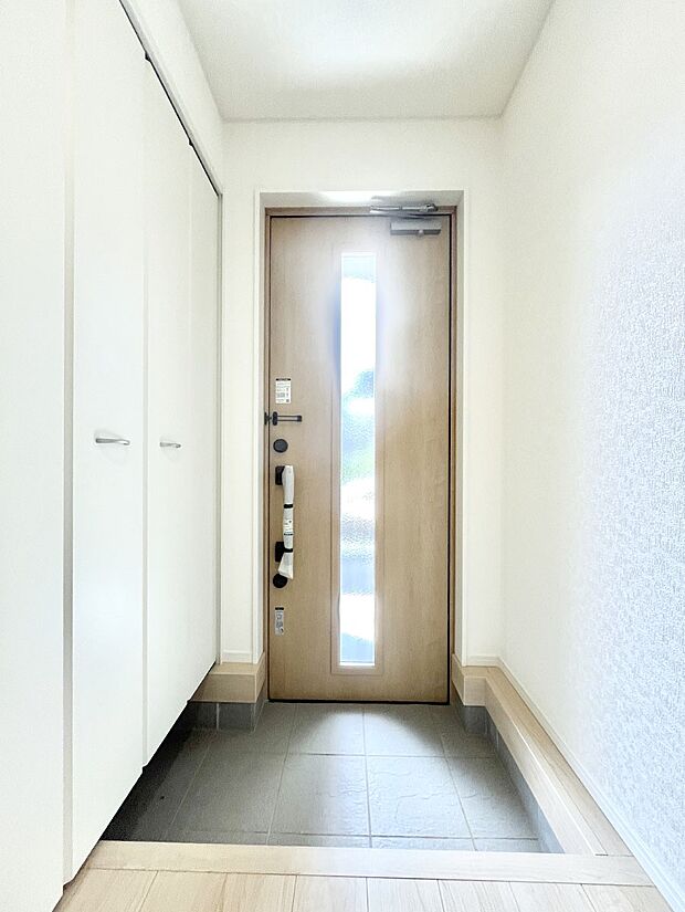 ◆3号棟◆~Entrance~ 家の中でお客様を迎える最初の場所である玄関は、家の印象そのものです!豊富な玄関収納で、常に綺麗に保つことが出来ます♪玄関にはたっぷり収納の下駄箱を完備!