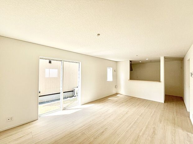 ◆3号棟◆~Living~ 豊かな陽光がこの場所を照らしだす。 光溢れるこの空間はみんなの笑顔が集う場所、時を忘れ、つきることのないたわいもない会話を楽しむ時間、たくさんの思いが綴られる場所。