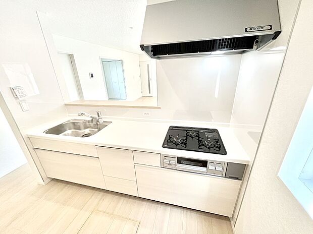 ◆3号棟◆~Kitchen~ 「さぁ今日は何を作ろう」こんなキッチンなら思いっきり料理ができちゃいます。キッチンからはリビングが一望できます。家族がつながるお家がここにございます。