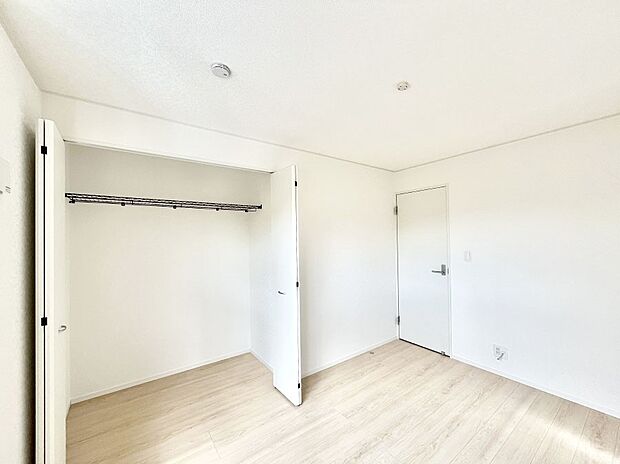 ◆3号棟◆~Bed Room~ 全居室には収納クローゼットを完備!普段使いのお洋服や小物はもちろん、季節物のお洋服などもしっかりと整理整頓おしまい頂けます。 居室空間を広く使用できますね。