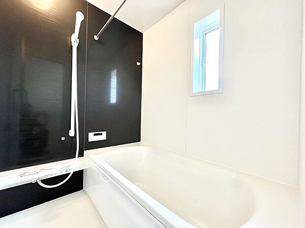 ◆3号棟◆~Bath Room~ 窓付きのバスルームは、採光もあり明るく気持ちの良い空間です。窓があることで、換気環境も良好。ゆったり寛げるバスルームで、毎日のバスタイムが楽しみになりそうです。