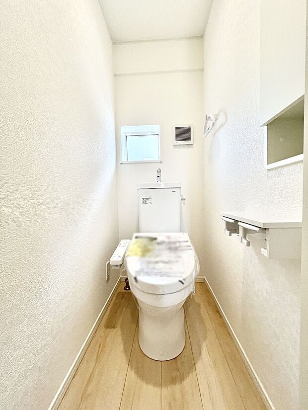 ◆3号棟◆~Toilet~ 綺麗・スッキリ・快適なウォシュレット付トイレでくつろげる空間です。採光もあり明るく、快適空間となっております♪毎日使う場所だからこその配慮です!