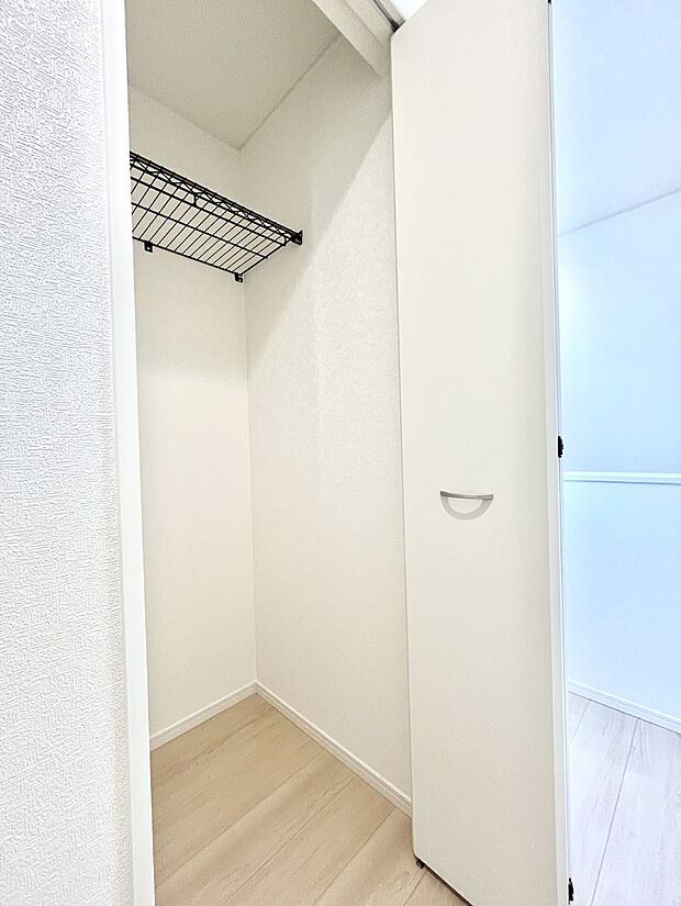 ◆3号棟◆廊下収納。掃除道具や季節の小物を収納することができます。