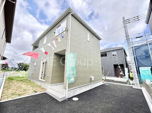 ◆3号棟◆~Exterior~ 閑静な住宅地で子育て家族にピッタリ。 毎日のお散歩も快適な緑に恵まれたエリアで、自然に包まれた穏やかな暮らしを実現するための、ゆとりある住環境が整っています。