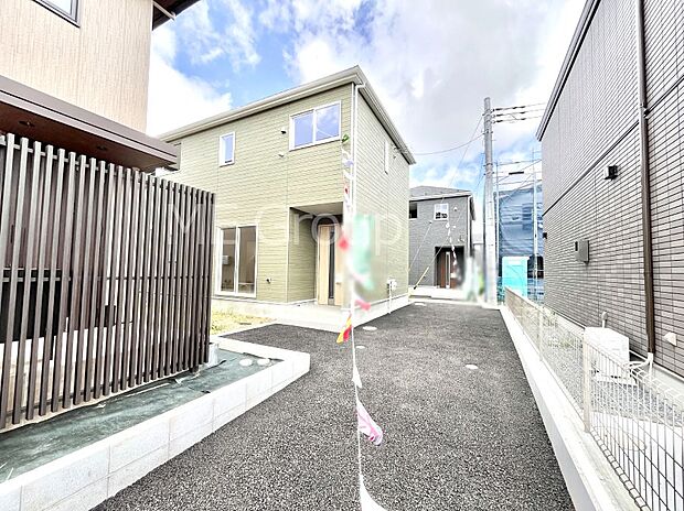 ~Exterior~ 前面道路は閑静な住宅地をはしる車通りの少ない道路。駐車の出し入れもらくらくです!ご不明点・現地見学のご希望は、お気軽にお問い合わせください!