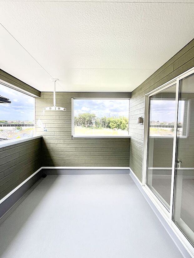 ◆3号棟◆~Balcony~ インナーバルコニーは洗濯物を干すスペースとして急な雨で洗濯物が濡れてしまうのを防いでくれます◎チェアでくつろいだり、夏には周りを気にせずビニールプールが楽しめますね♪