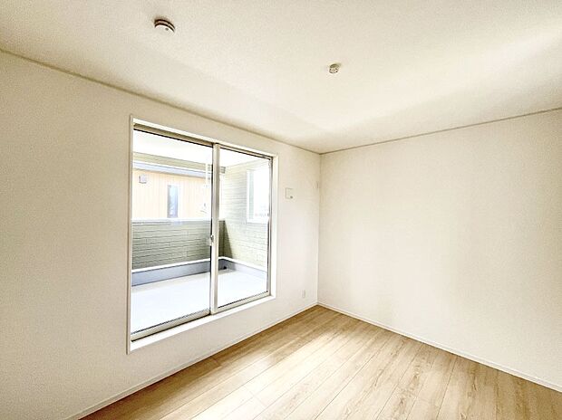 ◆3号棟◆~Bed Room~ マンションと違い部屋数が多いのが戸建てのメリットです。ご家族が増えたことで手狭に感じていた住まいも戸建てでは各居室プライバシーを保つことができます。