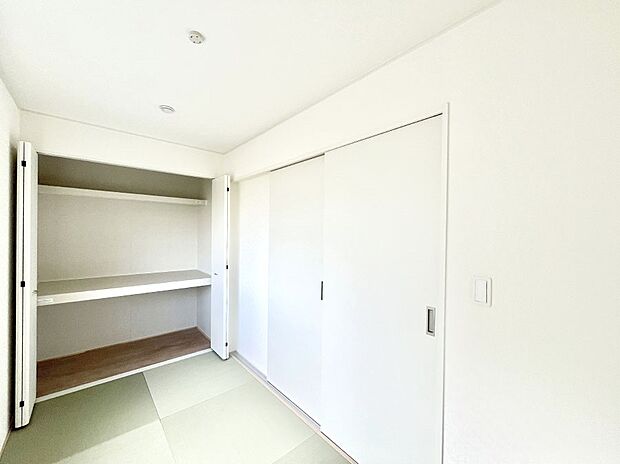 ◆3号棟◆~Japanese Room~ LDK隣接の和室は、アイロンがけなど奥様の家事スペースとして、また小さなお子様のいるご家庭ではお昼寝やおむつ替えの場としてご活用いただけます。