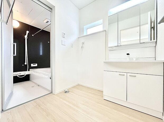◆3号棟◆~Dressing Room~ 暗くなりがちな洗面所も窓があると採光と換気が可能なので気持ちよくお使い頂けます。三面鏡タイプの洗面台は鏡裏収納で散らかりがちな洗面所もスッキリ♪