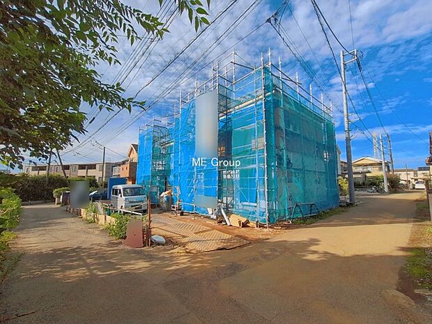 ~Exterior~ 前面道路:南西 4m 私道 前面道路は閑静な住宅地をはしる車通りの少ない道路。駐車の出し入れもらくらくです!ご不明点・現地見学のご希望は、お気軽にお問い合わせください!