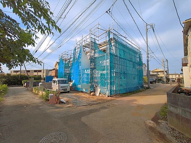 ~Exterior~ 前面道路:南西 4m 私道 前面道路は閑静な住宅地をはしる車通りの少ない道路。駐車の出し入れもらくらくです!ご不明点・現地見学のご希望は、お気軽にお問い合わせください!