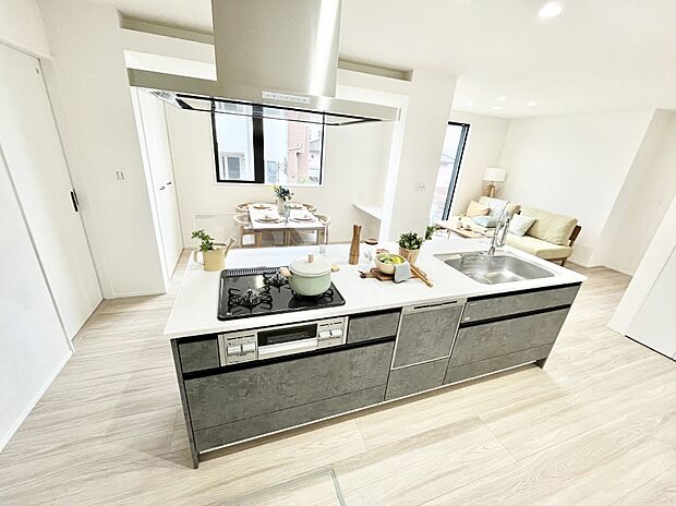 ～Kitchen～　会話が弾むリビング、料理が愉しくなるキッチン。家は、ただ生活する場ではなく、暮らしを愉しく、快適にする場所。笑顔の毎日、安らぎの日々のために、最新の設備・仕様を採用。
