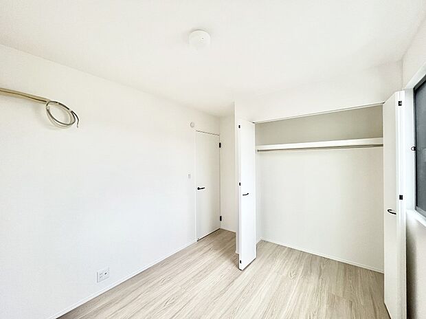 ～Bed Room～  全居室には収納クローゼットを完備！普段使いのお洋服や小物はもちろん、季節物のお洋服などもしっかりと整理整頓おしまい頂けます。  居室空間を広く使用できますね。