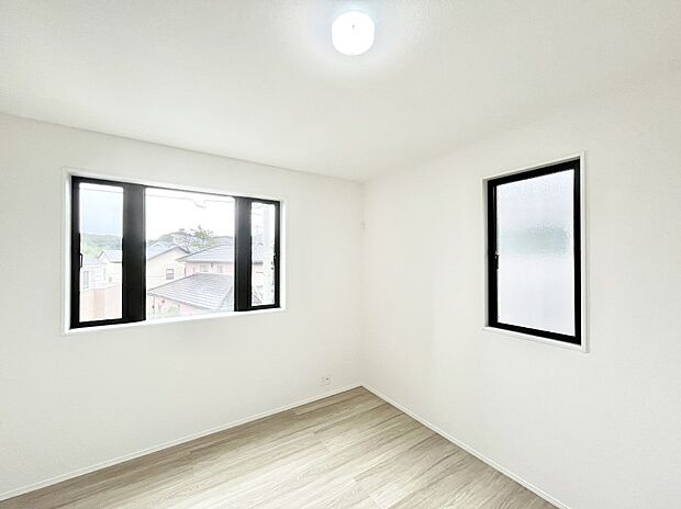 ～Bed Room～　子供部屋はお子様にとって大変重な役割があります。子供一人で過ごす空間を与えることで、宿題や勉強時間も自然と増えまた自ら部屋の片付けや掃除なども促すことに繋がります。