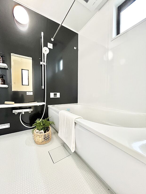 ～Bath Room～　ゆったりと足を伸ばして入浴することが可能！一日の疲れを癒す貴重なバスタイムです。お子様とご一緒でも十分な広さなので、リビングとは違った家族団欒のひと時をお楽しみいただけます。