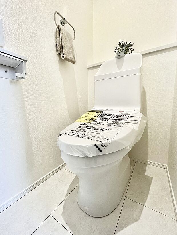 ～Toilet～　綺麗・スッキリ・快適なウォシュレット付トイレでくつろげる空間です。トイレは毎日使わざるを得ないもの。いつも清潔を保ちたいですね。トイレが2ヶ所あるので朝の混雑時に便利です！
