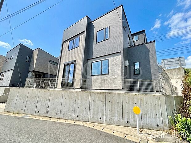 ～Exterior～　堂々たる趣ながら、主張し過ぎずどこか余裕を感じさせるシャープなフォルムで佇む邸宅は、晴天の空と照らし合わせる事で、本来あるべき完成形の姿を見せてくれます。