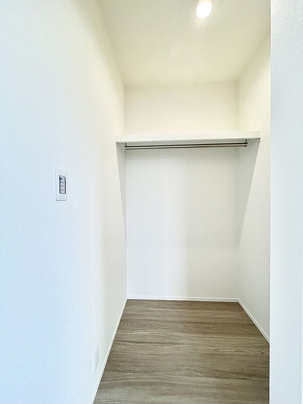 ～Walk-in Closet～　必要なものやコーディネートを一覧して確認でき、身支度や準備が短時間で済むウォークインクローゼットを設置しました。家の中をすっきりとさせる便利な収納スペースです。