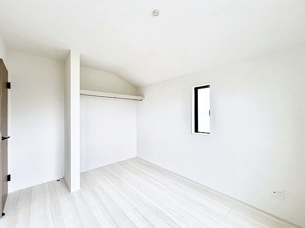 物や洋服の出し入れがスムーズなオープンクローゼット付きのお部屋