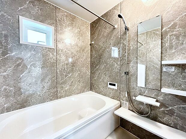 ～Bath Room～　窓付きのバスルームは、採光もあり明るく気持ちの良い空間です。窓があることで、換気環境も良好。ゆったり寛げるバスルームで、毎日のバスタイムが楽しみになりそうです。