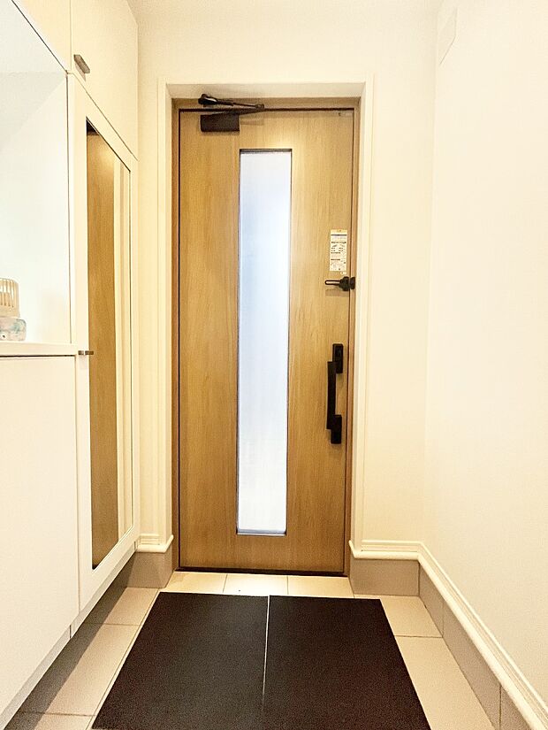 ～Entrance～　家の中でお客様を迎える最初の場所である玄関は、家の印象そのものです！豊富な玄関収納で、常に綺麗に保つことが出来ます♪玄関にはたっぷり収納の下駄箱を完備！