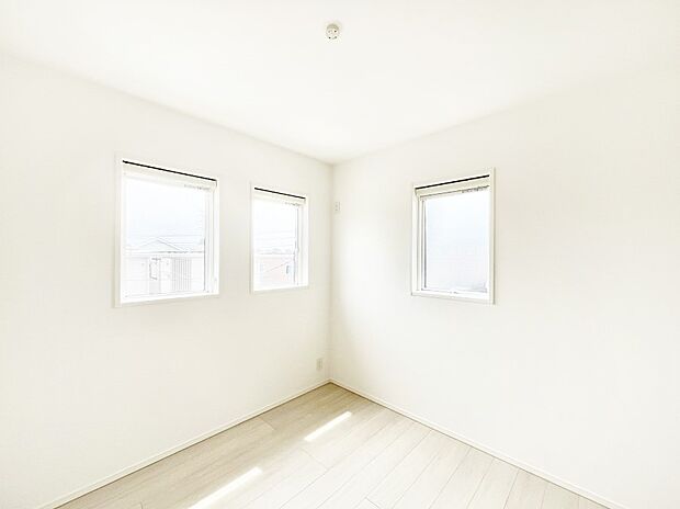 ～Bed Room～　2面採光を確保した明るい室内は、風通しも良く、大変居心地の良い空間となっております。爽やかな風を感じて起きる朝は、快適生活の始まりに！日当たりや通風がとても良い住まい♪