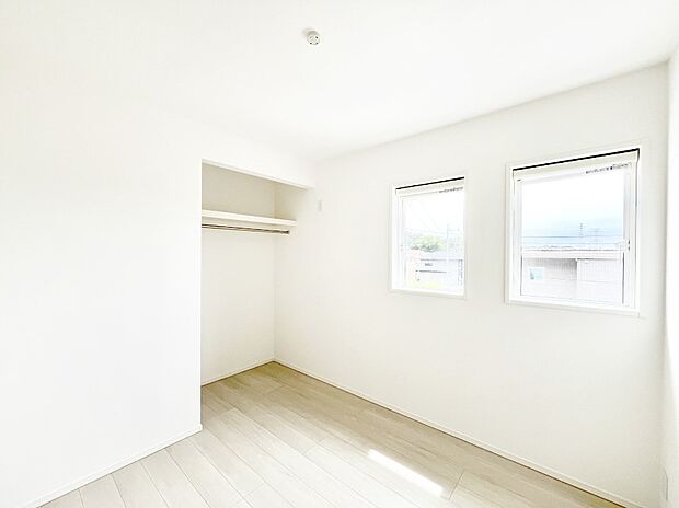 ～Bed Room～　子供部屋はお子様にとって大変重な役割があります。子供一人で過ごす空間を与えることで、宿題や勉強時間も自然と増えまた自ら部屋の片付けや掃除なども促すことに繋がります。