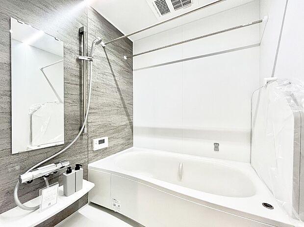 ～Bath Room～　ゆったりと足を伸ばして入浴することが可能！一日の疲れを癒す貴重なバスタイムです。お子様とご一緒でも十分な広さなので、リビングとは違った家族団欒のひと時をお楽しみいただけます。