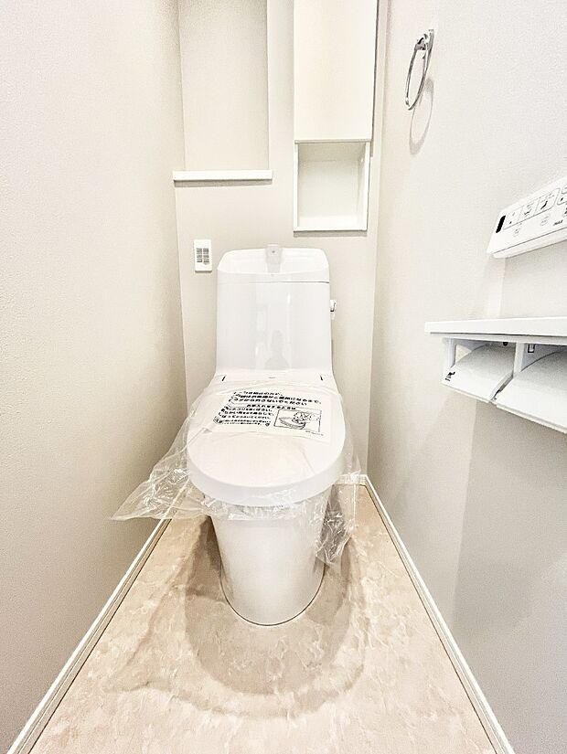 ～Toilet～　綺麗・スッキリ・快適なウォシュレット付トイレでくつろげる空間です。トイレは毎日使わざるを得ないもの。いつも清潔を保ちたいですね。トイレが2ヶ所あるので朝の混雑時に便利です！