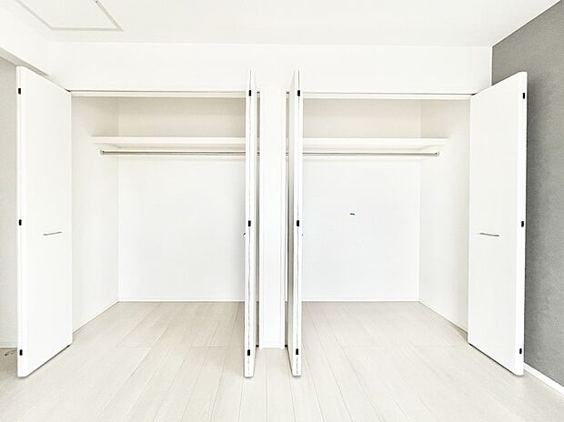 ～Closet～　壁面クローゼットがあればタンスを置く必要がなく、出っ張りのないスッキリ空間を維持できます。限られたスペースを有効に活用できそう。季節の衣類や趣味の品などたっぷり収納出来ますね♪