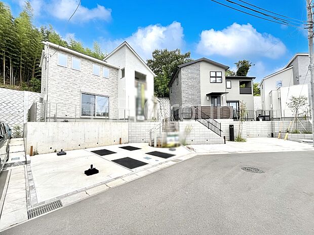 ～Exterior～　前面道路：南 6m 公道　前面道路は閑静な住宅地をはしる車通りの少ない道路。駐車の出し入れもらくらくです！ご不明点・現地見学のご希望は、お気軽にお問い合わせください！