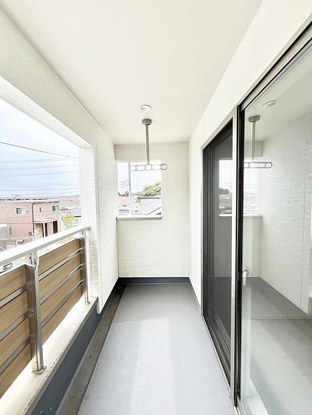 ～Balcony～  バルコニーは温かい陽がさしこみ、お布団や洗濯物を気持ちよく干すことができます。  使いやすく開放的なバルコニーです♪陽ざしがたっぷり降り注ぐ、バルコニー付き住まい。  