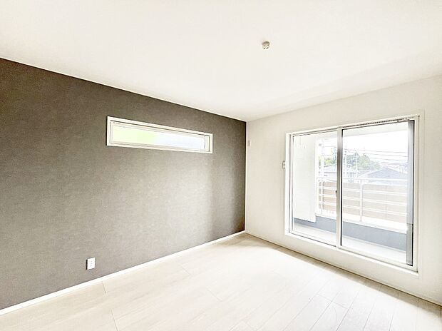 ～Bed Room～  「今日も一日お疲れ様」とご夫婦でゆったりくつろげる寝室。  毎日の家事やお仕事に疲れた日はフカフカのベットで癒されてください。テレビや本棚をおいても快適な広さが自慢♪