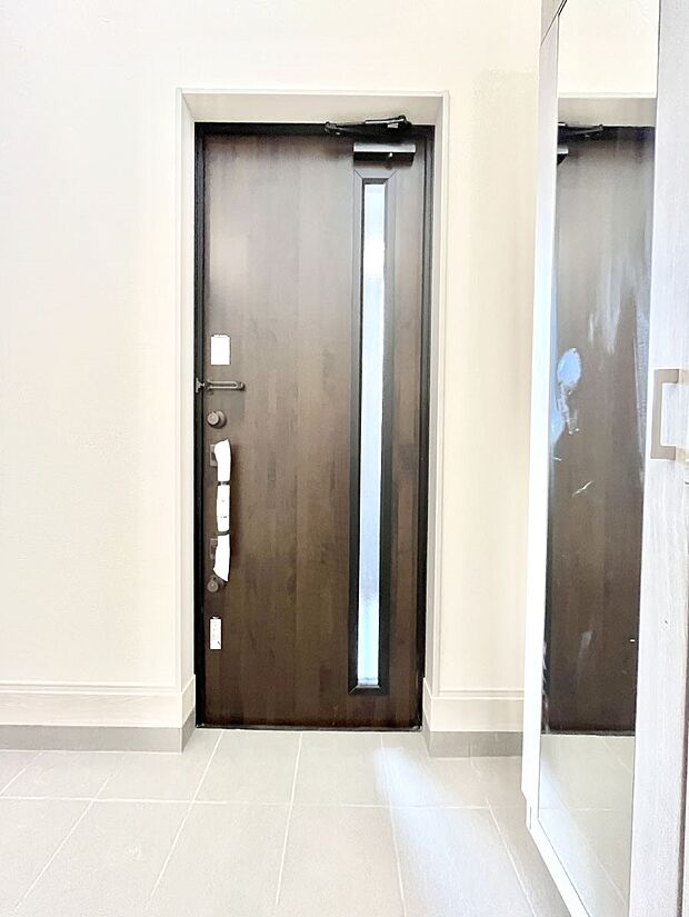 ~Entrance~ 玄関は家の顔といわれますが我が家のセンスをさりげなく感じさせる魅力ある玄関造りも楽しみの一つ。帰宅する度に家族がほっとできる心地よい空間造りも大切ですね♪