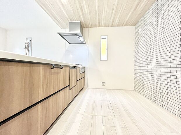 ~Kitchen~ 自然光が入る窓のあるキッチン☆毎日使う場所だからこそ、使い勝手を考慮しました。ゆったりとしたキッチンコーナーは質感豊かな仕上がりとなっております。