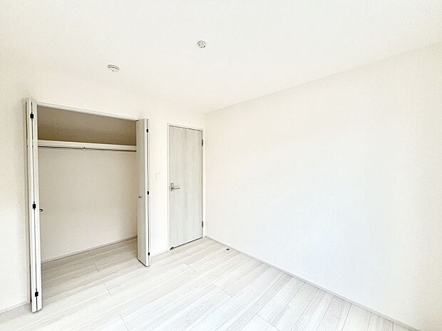 ~Bed Room~ 全居室には収納クローゼットを完備!普段使いのお洋服や小物はもちろん、季節物のお洋服などもしっかりと整理整頓おしまい頂けます。 居室空間を広く使用できますね。