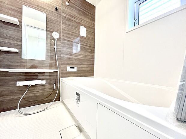 ~Bath Room~ 落ち着いた雰囲気の浴室で明日に向けてリフレッシュ。浴室乾燥機能も付いているので隣の洗濯機置き場で洗い上がった洗濯物を、雨の日も天気を気にせず乾燥させることも可能です。