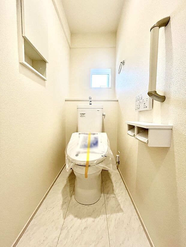 ~Toilet~ 綺麗・スッキリ・快適なウォシュレット付トイレでくつろげる空間です。1、2階共にトイレスペース!採光もあり明るく、快適空間となっております♪毎日使う場所だからこその配慮です!