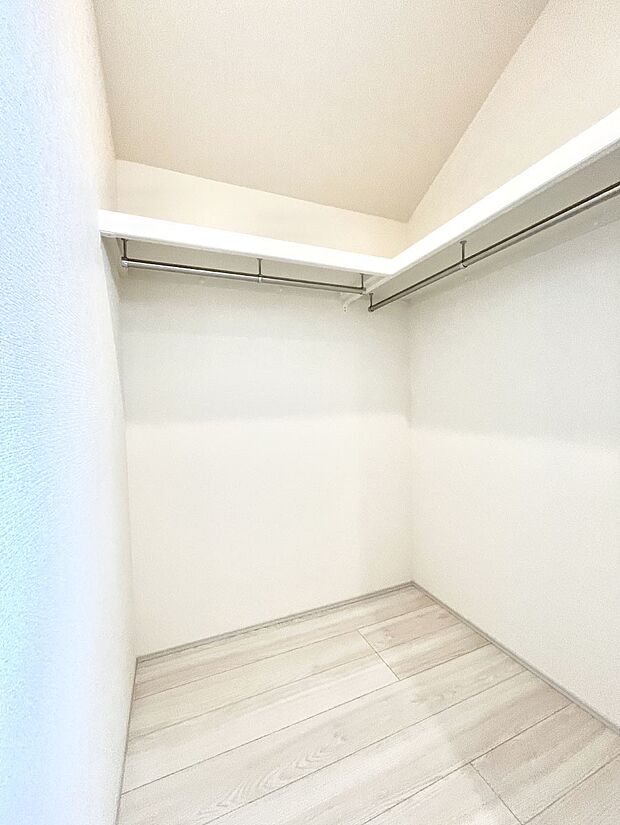 ~Walk-in Closet~ 必要なものやコーディネートを一覧して確認でき、身支度や準備が短時間で済むウォークインクローゼットを設置しました。家の中をすっきりとさせる便利な収納スペースです。
