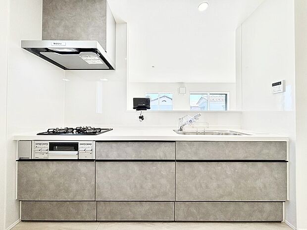 ◆3号棟◆～Kitchen～　会話が弾むリビング、料理が愉しくなるキッチン。家は、ただ生活する場ではなく、暮らしを愉しく、快適にする場所。笑顔の毎日、安らぎの日々のために、最新の設備・仕様を採用。
