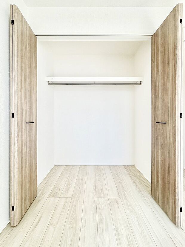 ◆3号棟◆～Closet～　壁面クローゼットがあれば、出っ張りのないスッキリ空間を維持できます。限られたスペースを有効に活用できそう。季節の衣類や趣味の品などたっぷり収納出来ますね♪　