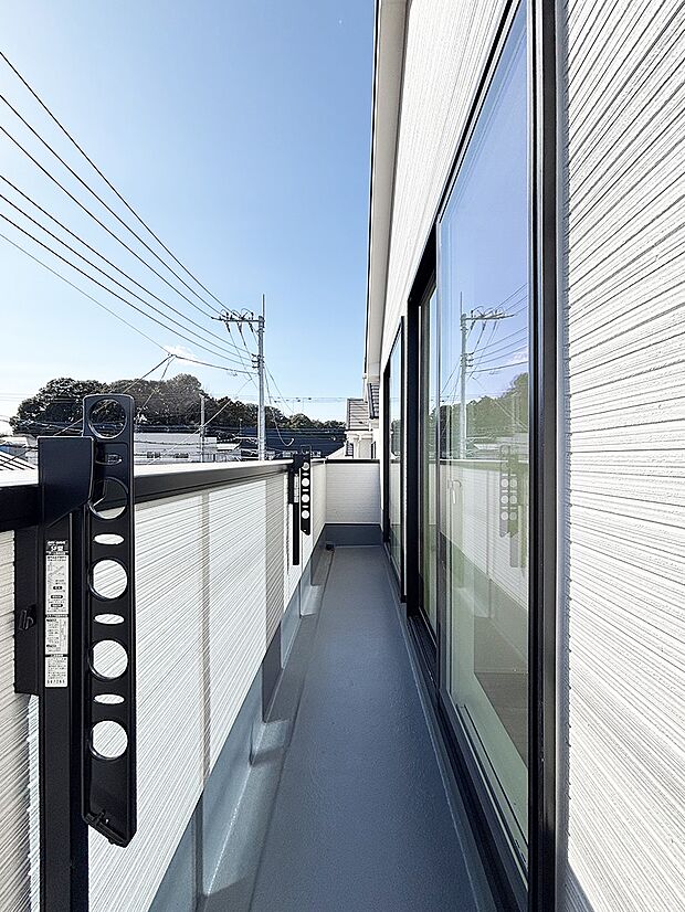 ◆3号棟◆～Balcony～  バルコニーは温かい陽がさしこみ、お布団や洗濯物を気持ちよく干すことができます。  使いやすく開放的なバルコニーです♪陽ざしがたっぷり降り注ぐ、バルコニー付き住まい。  