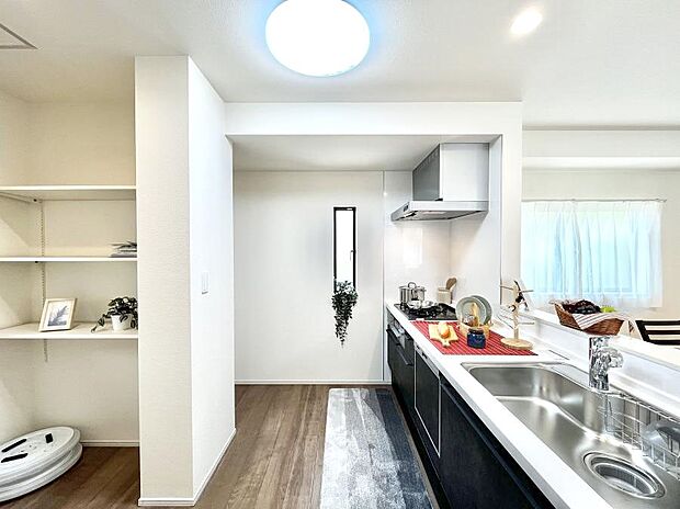 ~Kitchen~ 自然光が入る窓のあるキッチン☆毎日使う場所だからこそ、使い勝手を考慮しました。ゆったりとしたキッチンコーナーは質感豊かな仕上がりとなっております。